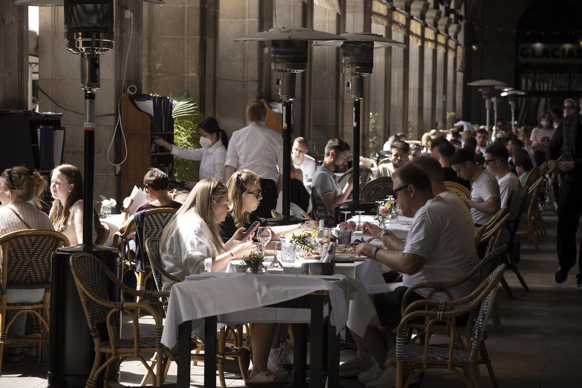 Mesas llenas en las terrazas de los restaurantes de la plaza Reial, este viernes