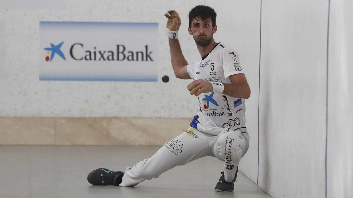 Marc de Montserrat, en acció, ahir a Pelayo.