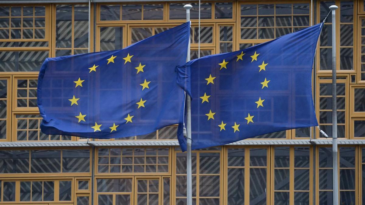 Banderas en la sede del Parlamento Europeo.