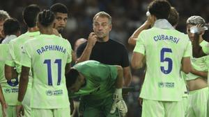 Flick da instrucciones a sus jugadores en una pausa de hidratación durante el duelo con el Levante.