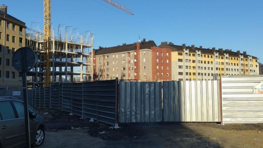 A la izquierda, las casas ya ejecutadas y las que están en construcción, con el resto del solar a la derecha. | M. Á. G.