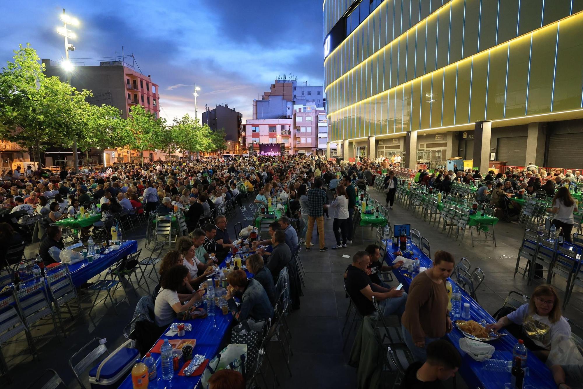 Búscate en la galería de fotos del Macrosopar de Veïns de las fiestas de Vila-real