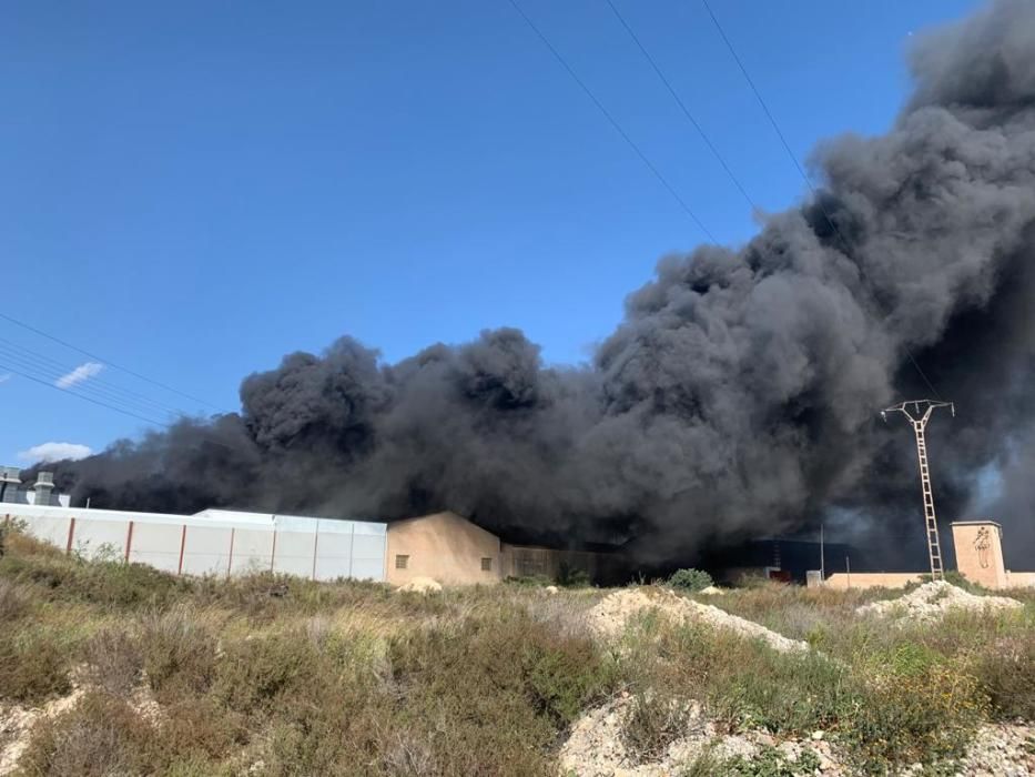 Un espectacular incendio una nave provoca una intensa columna de humo