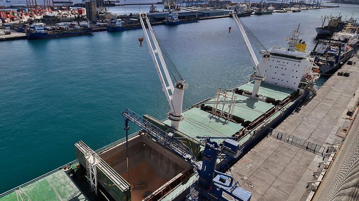 Operación de descarga del millo del ‘Redhead’ a través de una tubería neumática que transporta el grano hasta Silos Canarios, ayer, en el Puerto de Las Palmas. | | JUAN CASTRO