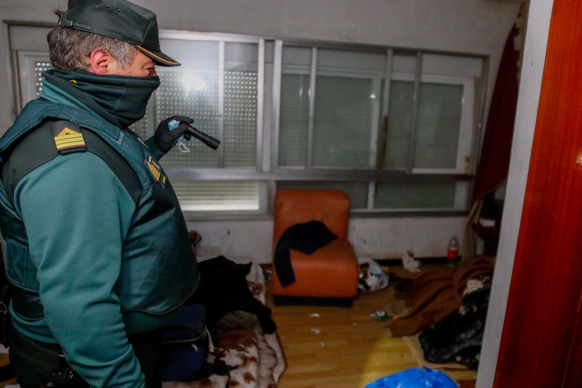 Un agente de la Guardia Civil en un antiguo punto de menudeo de drogas, en O Grove.