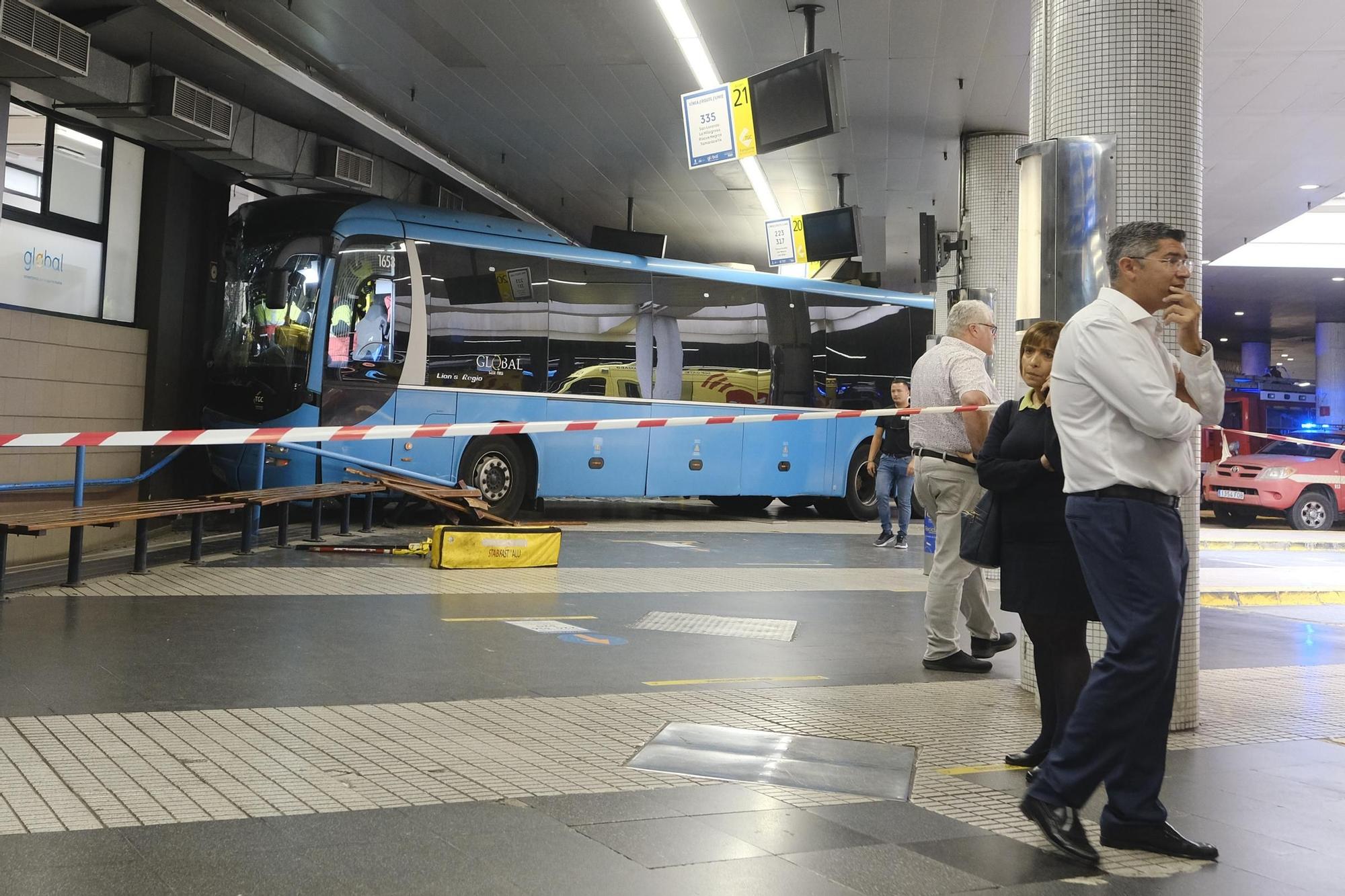 El accidente de la guagua que se estrelló contra una pared en San Telmo, en imágenes