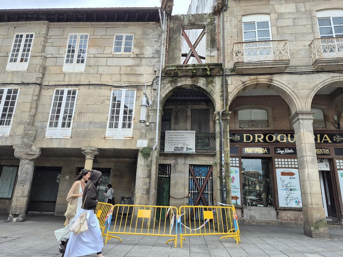El edificio ubicado en el número 15 de la calle Soportais acumula años vallado y en ruinas.