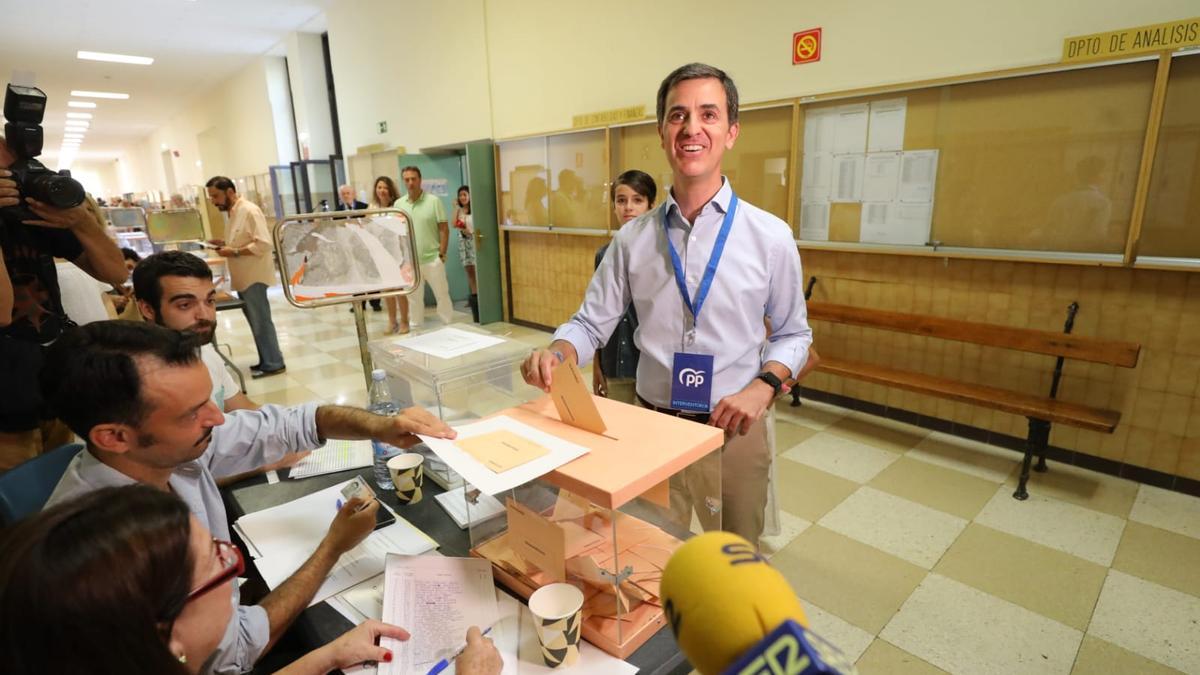 Pedro Navarro ejerciendo su derecho a voto