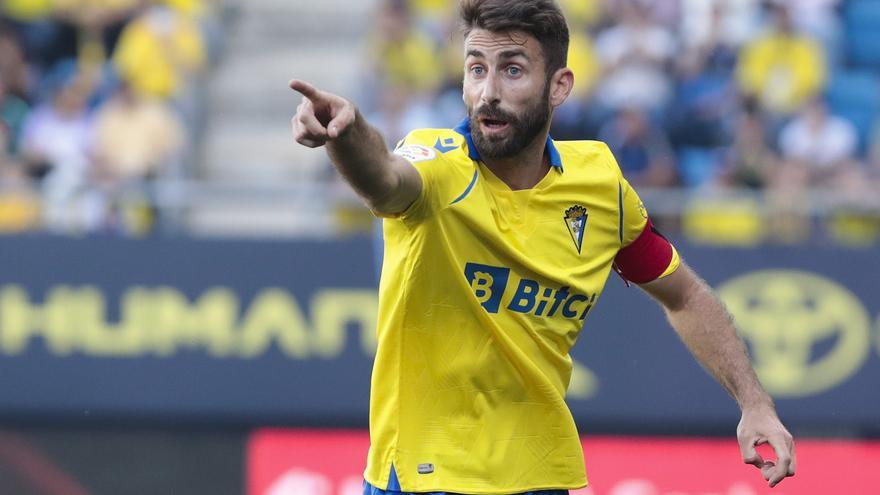 El Cádiz respira con una goleada al Elche en la recta final.