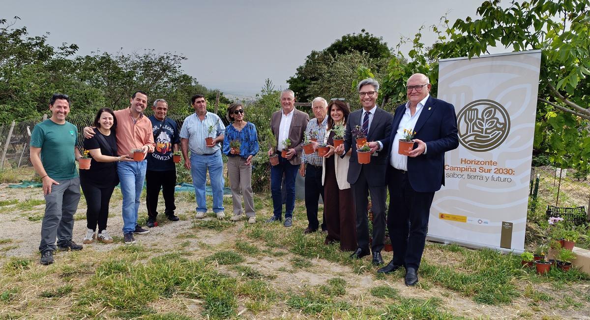 Visita institucional a los huertos comunitarios.