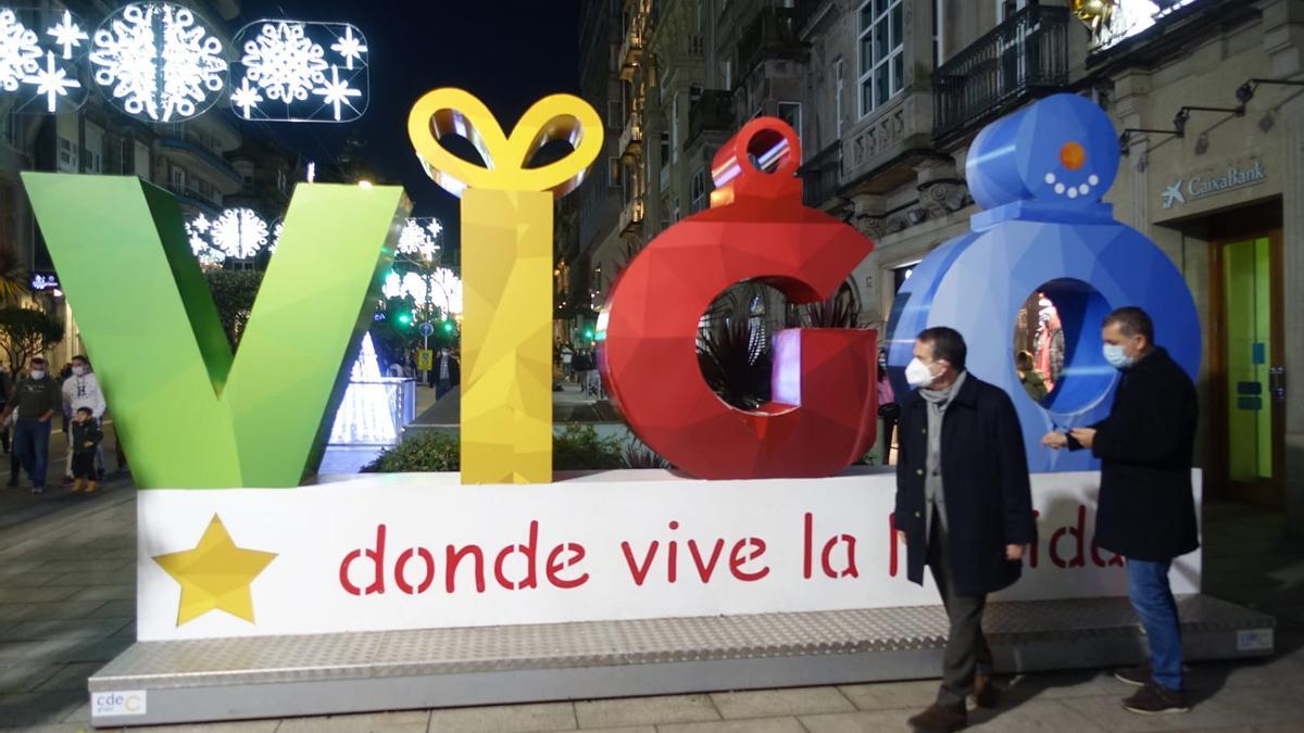 Abel Caballero revisa una de las decoraciones ubicadas en la calle Urzáiz