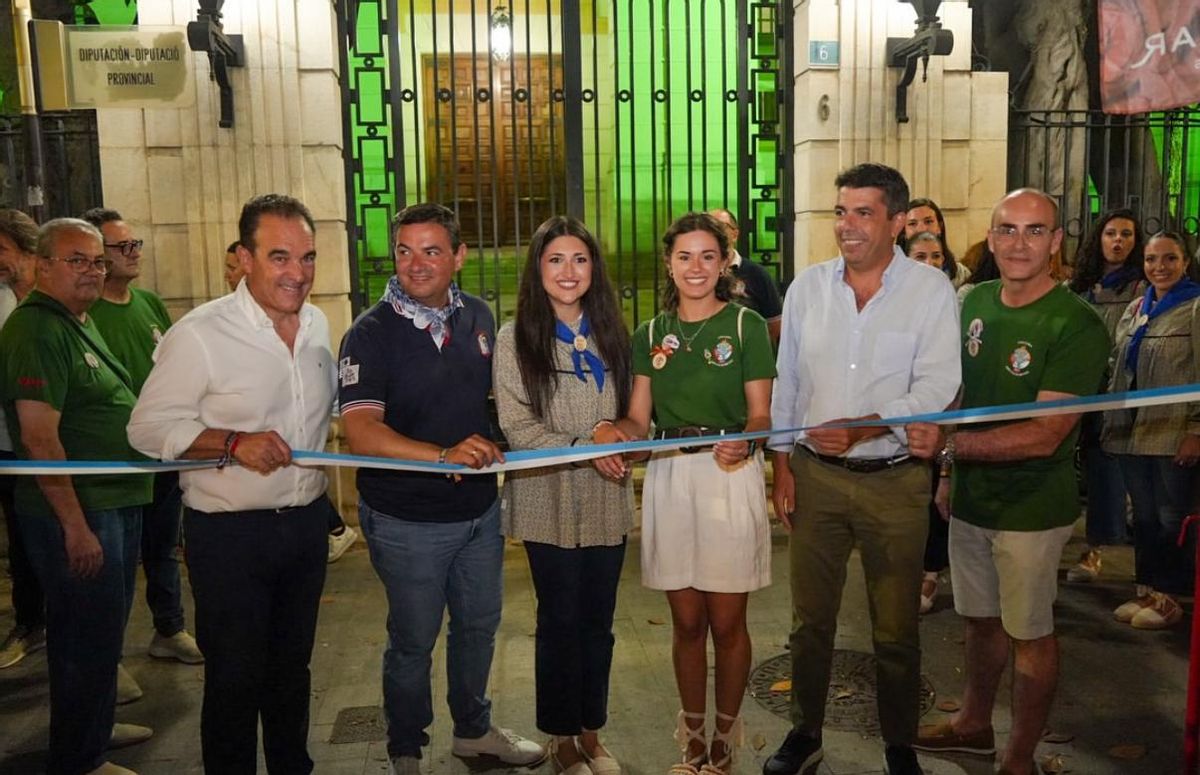 Mazón opens the official FOC Bellea dinner along with Councilor Antonio Peral and the president of Federació, David Olivares.