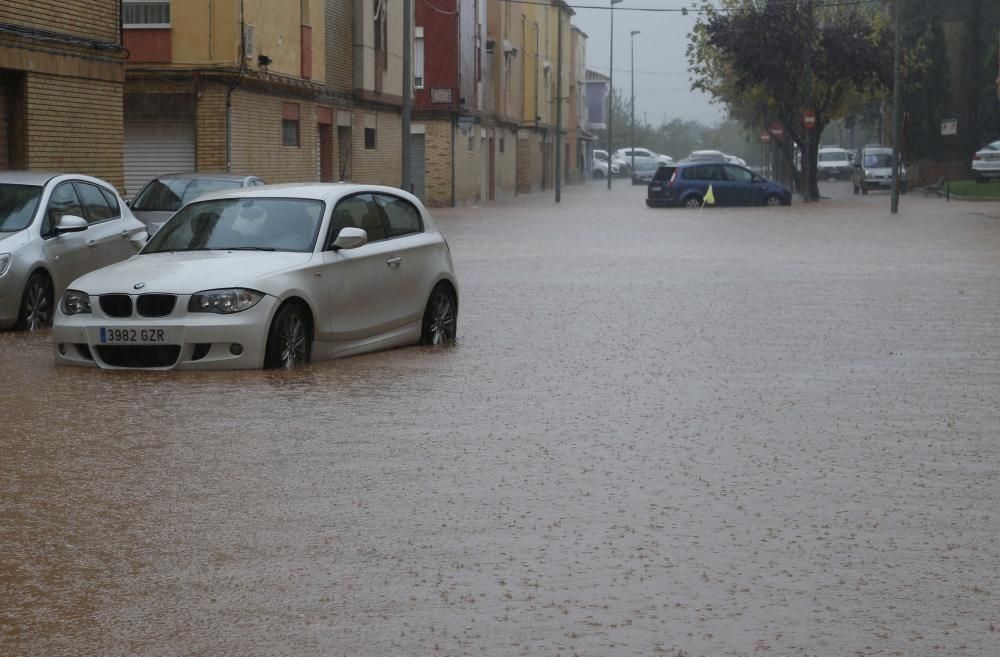 Consecuencias de la tromba de agua caída en Alzira esta pasada madrugada y esta mañana.