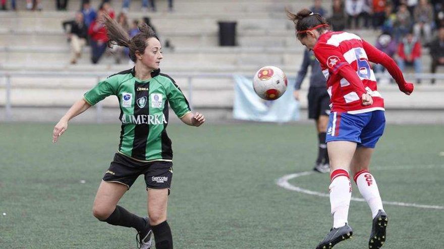 Una acción del partido entre el Oviedo Moderno y el Granada.