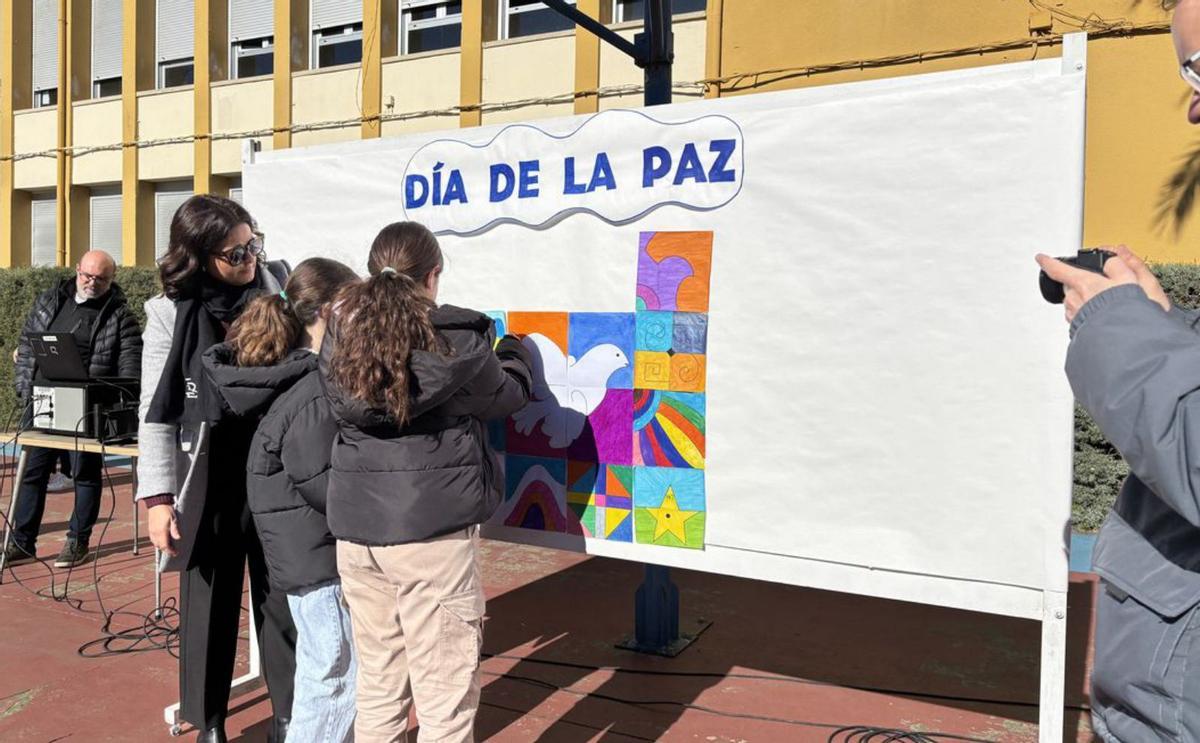 Escolares unidos en el mismo mensaje