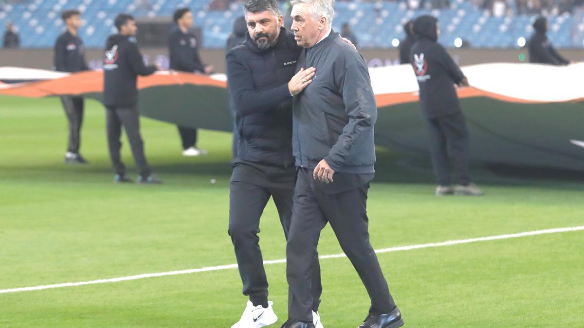 Ancelotti y Gattuso se saludan al inicio del partido entre el Madrid y el Valencia