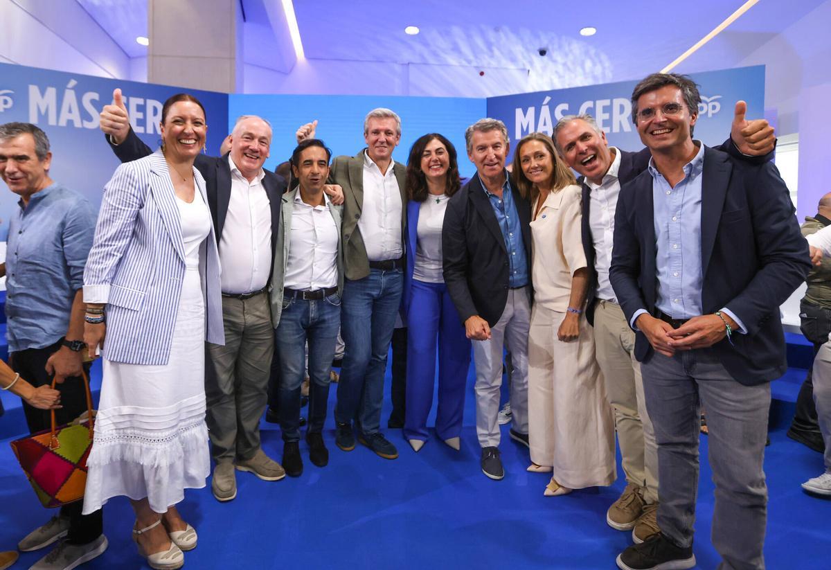 Los candidatos a las siete ciudades gallegas posan junto a Rueda y Feijóo