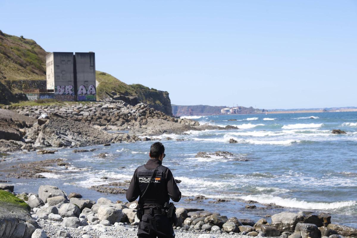 Investigan la muerte de un hombre en Gijón que apareció en la playa de Peñarrubia Investigan la muerte de un hombre en Gijón que apareció en la playa de Peñarrubia