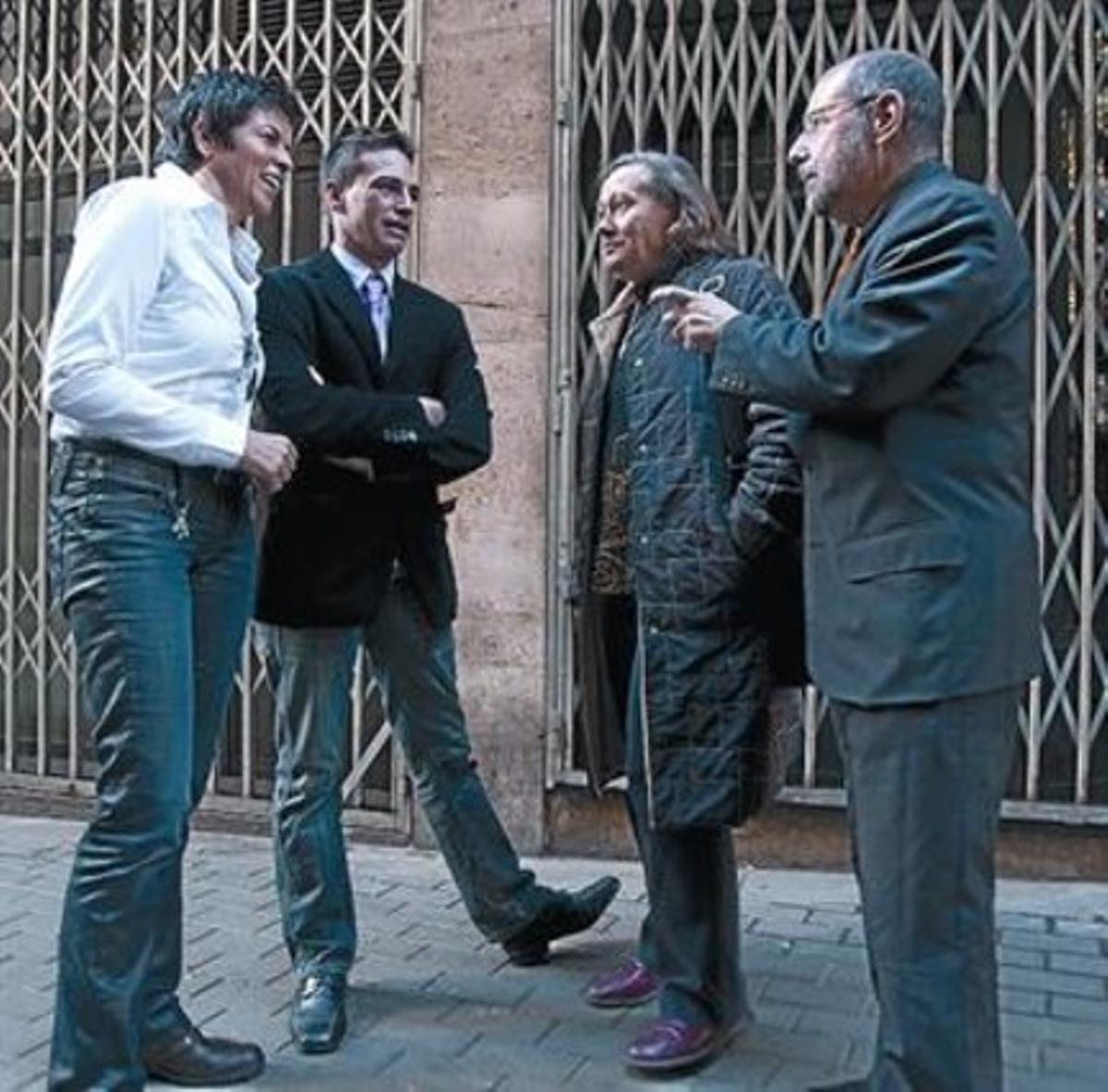 El local, tancat, que va albergar el Daniel’s 8 D’esquerra a dreta, Maria Giralt, Cèsar Martínez, Lupe Pulido i Jordi Petit, ahir. El local, tancat, que va albergar el Daniel’s 8 D’esquerra a dreta, Maria Giralt, Cèsar Martínez, Lupe Pulido i Jordi Petit, ahir.