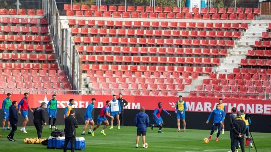 Els jugadors del Girona, durant la sessió prèvia al partit d&#039;avui.