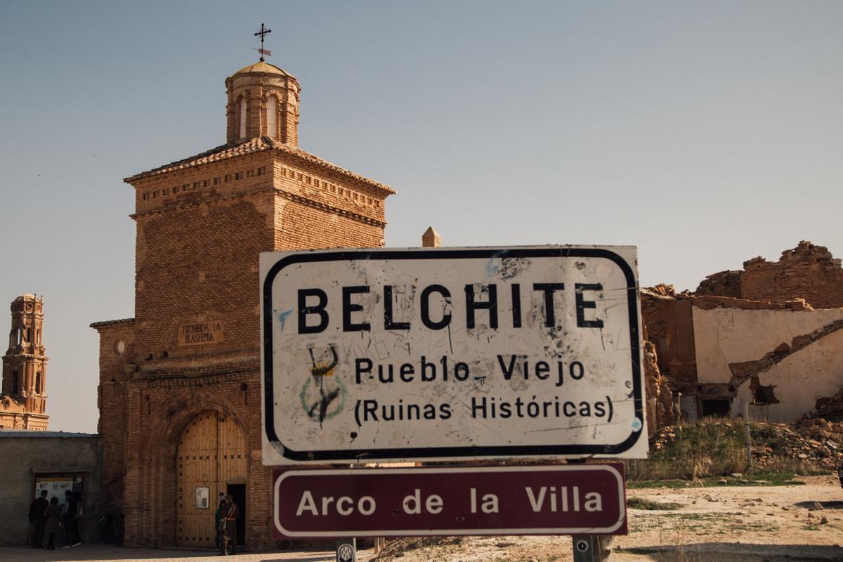 Vistas de la entrada a las ruinas del pueblo viejo de Belchite.