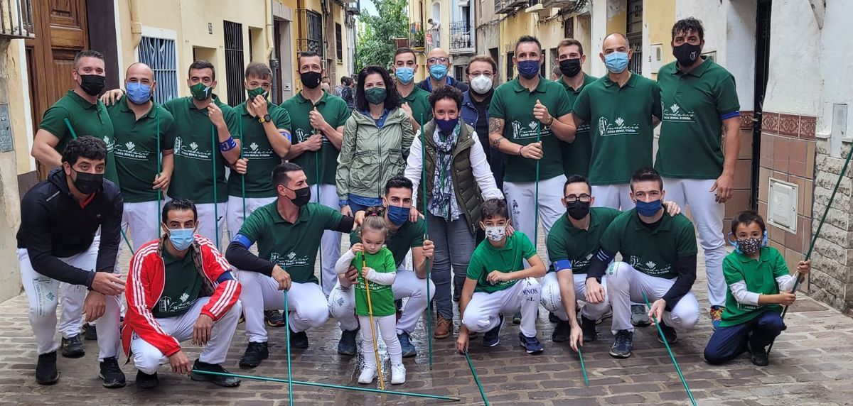 La alcaldesa de Onda, Carmina Ballester, posa junto a los integrantes del grupo de pastores de la Fira.