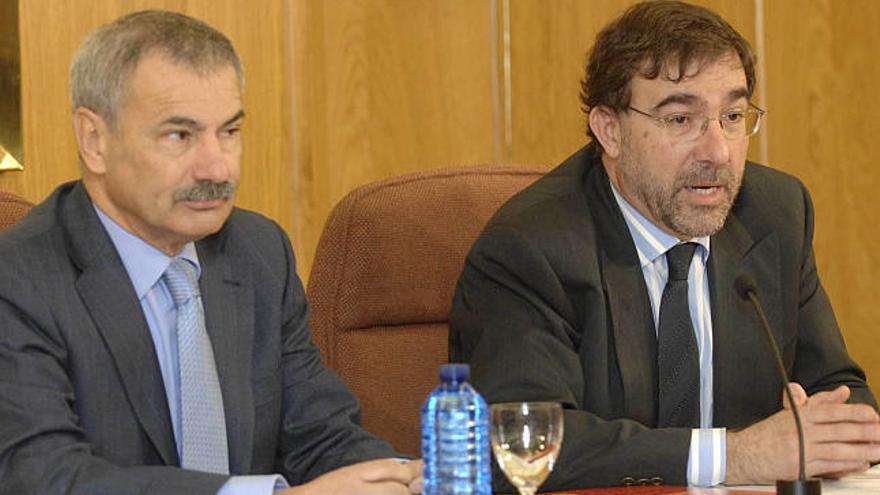 Manuel Ameijeiras y Pedro Pastor, en la presentación del balance de siniestralidad vial de 2008. / fran martínez