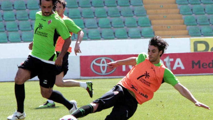 Pelegrín intenta despejar un balón durante un entrenamiento en el Martínez Valero.