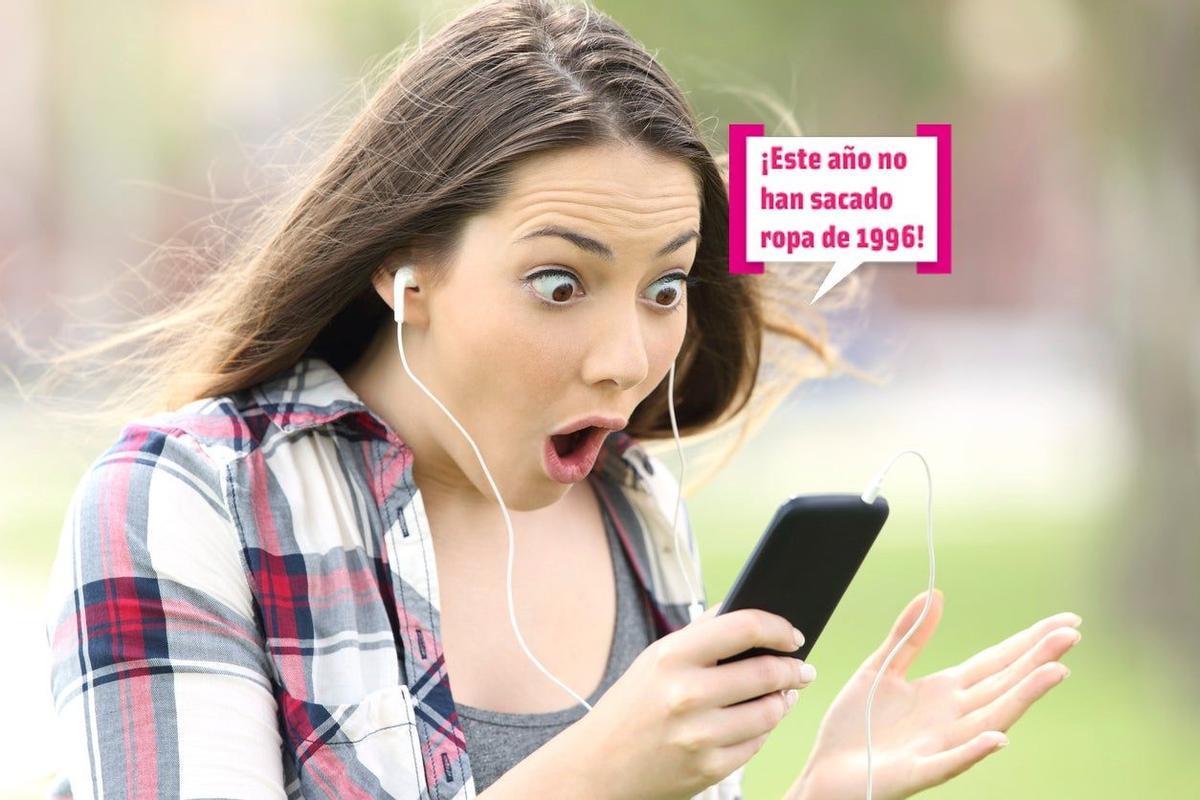 Chica ve rebajas en su móvil