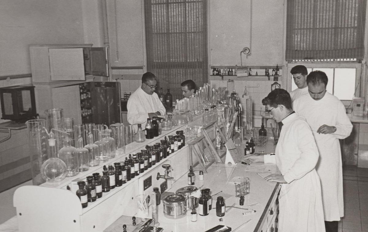 Aspecto de un laboratorio en el Hospital Sant Joan de Déu, en su antigua ubicación de la Diagonal