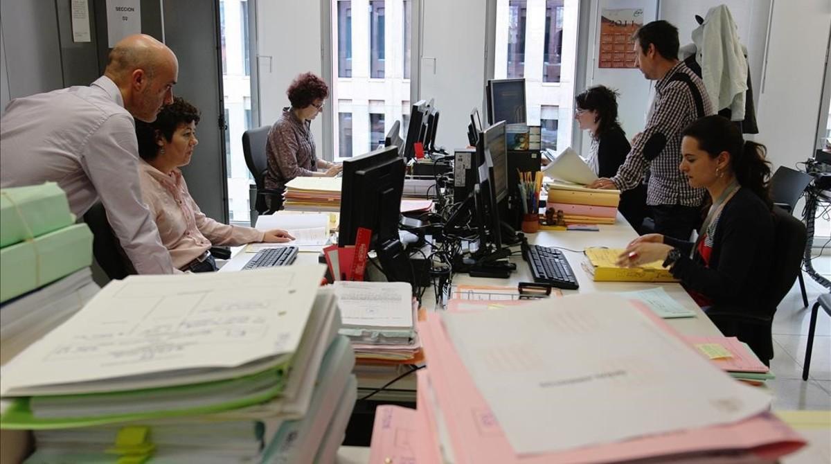 Funcionarios trabajando en Barcelona en una imagen de archivo