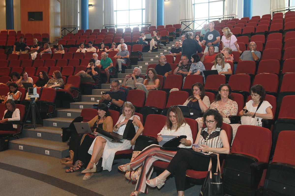 Asistentes al Claustro, antes de su inicio.