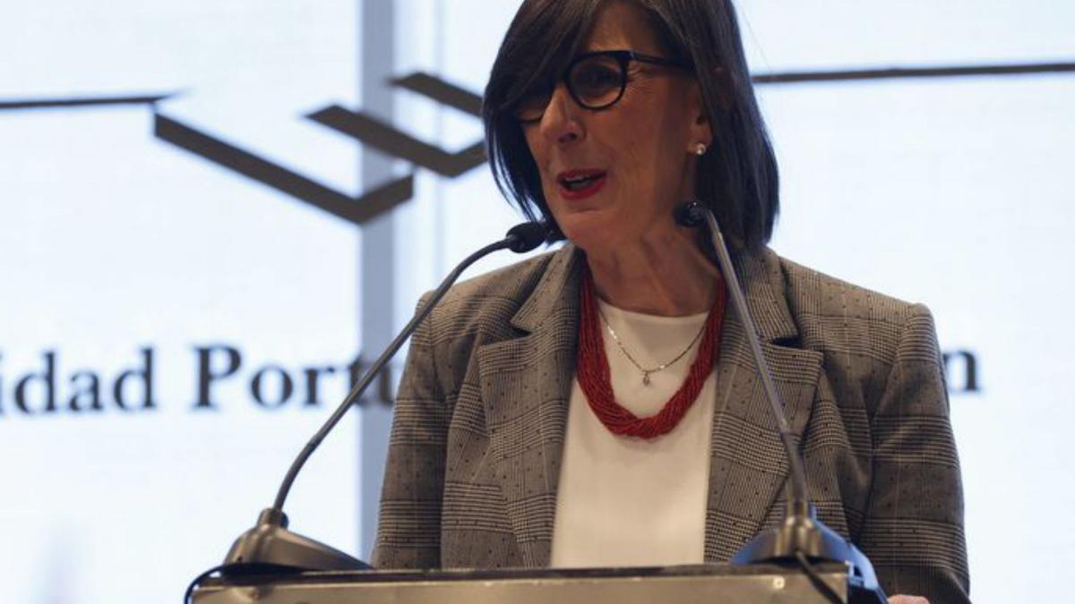 La presidenta de la Autoridad Portuaria, Nieves Roqueñí.