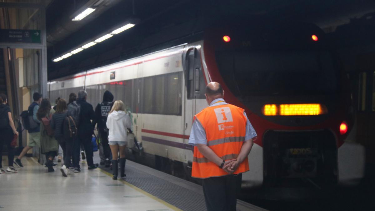 Un dels membres del personal de Renfe a una de les andandes de l&#039;estació de Sants