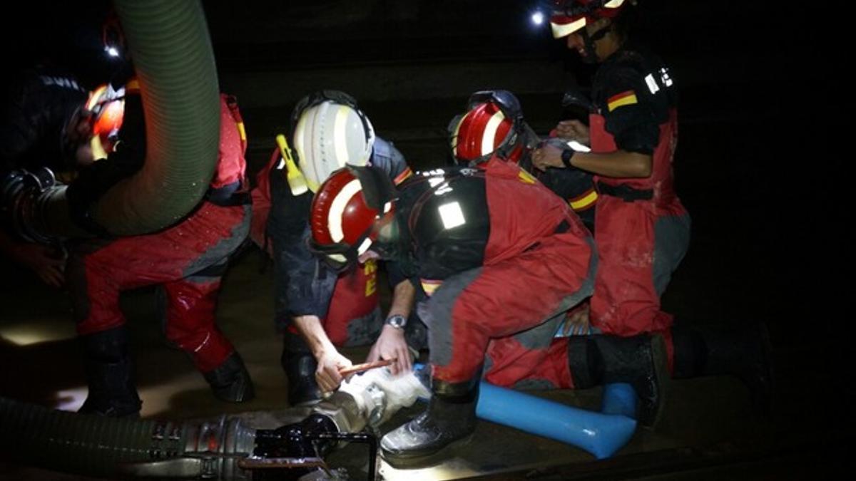 Efectivos del Ejército trabajan en la extracción de agua, este jueves en el túnel del AVE en Girona.