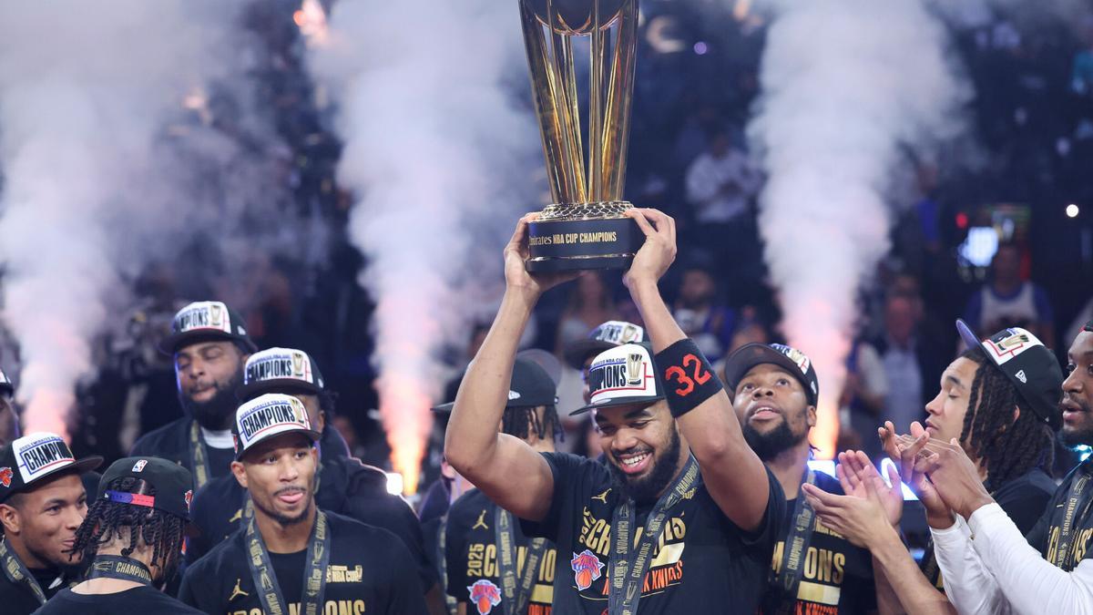 Karl-Anthony Towns levanta el trofeo de la NBA Cup junto a sus compañeros.