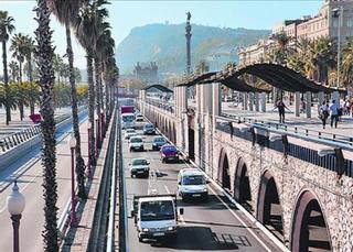 Colas en la Ronda Litoral por un accidente en el paseo de Colom