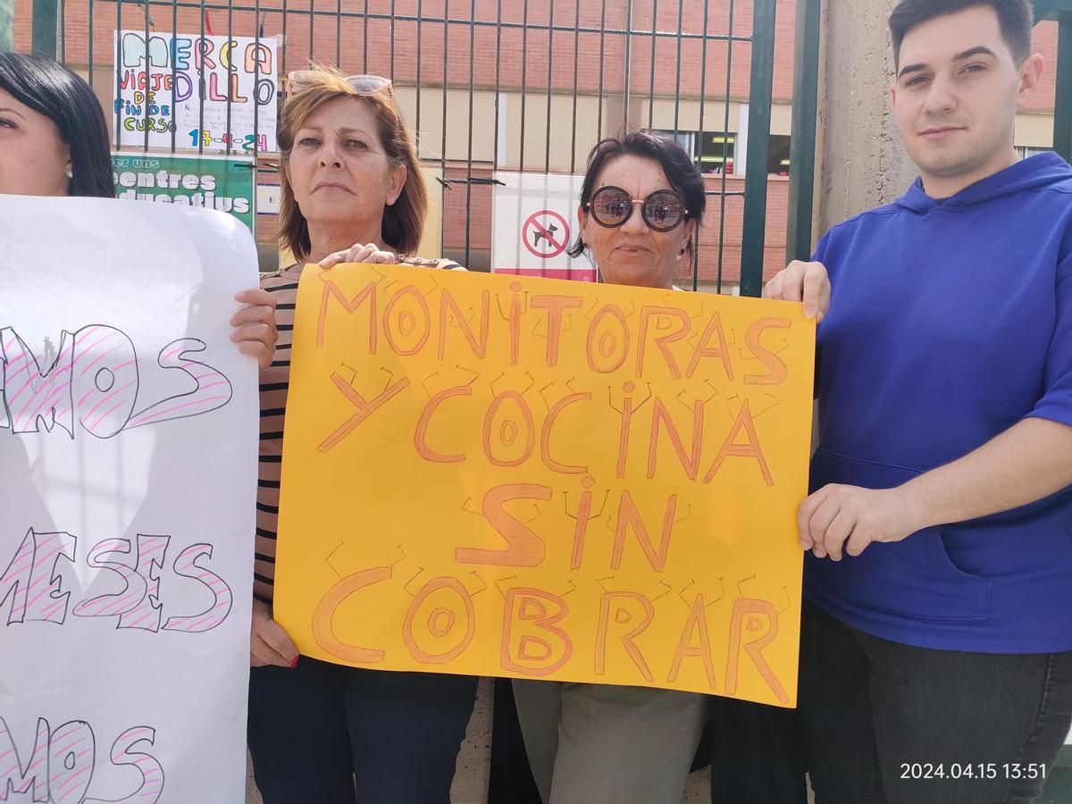 Una de las pancartas que mostraron ayer las trabajadoras de comedor del colegio Óscar Esplá