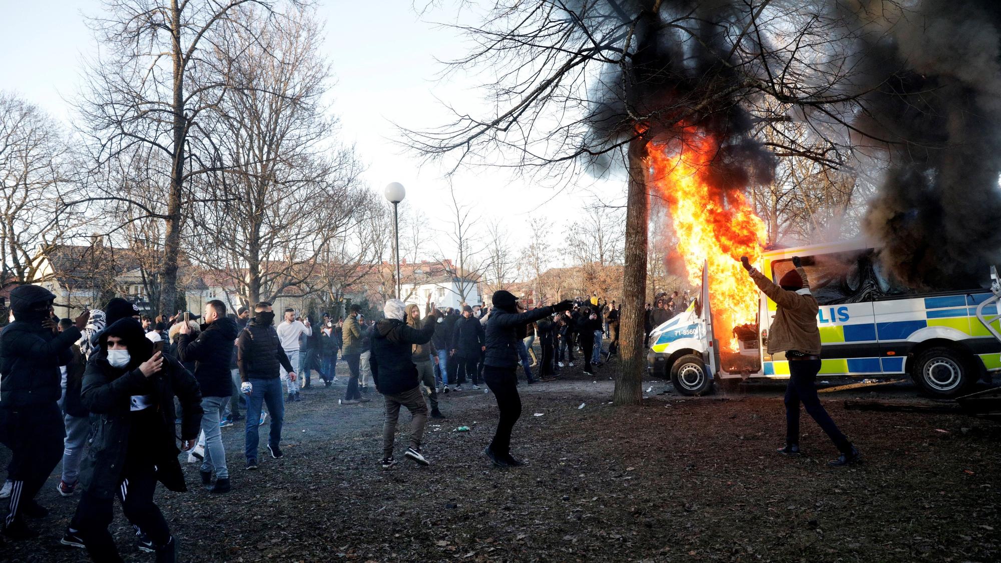 Manifestantes incendian un autobús de policía en Örebro (Suecia).