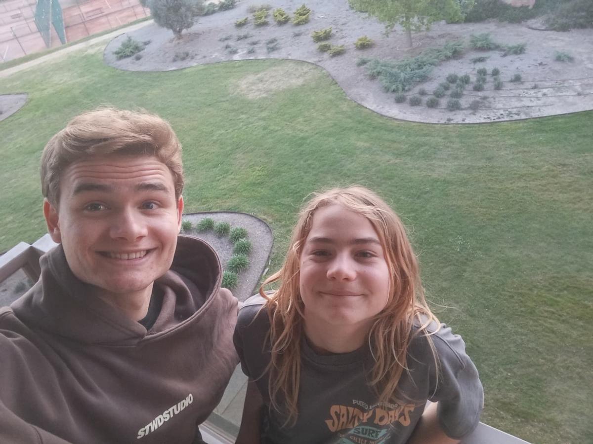 Galería: Aray y Adur viven la experiencia como suscriptores de Mediterráneo de viajar con el Villarreal a Girona