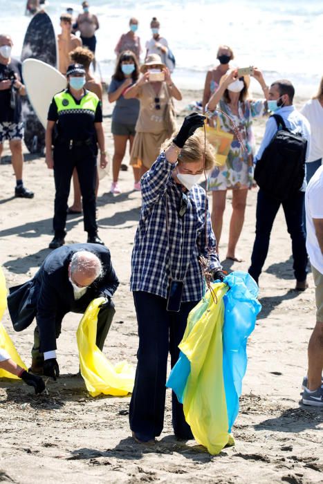 La Reina Sofía participa en una recogida de residuos en una playa de Rincón