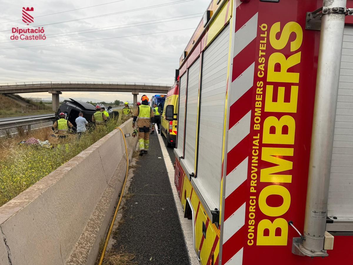 Accidente en la AP-7 en Castellón: vuelca una furgoneta con seis ocupantes