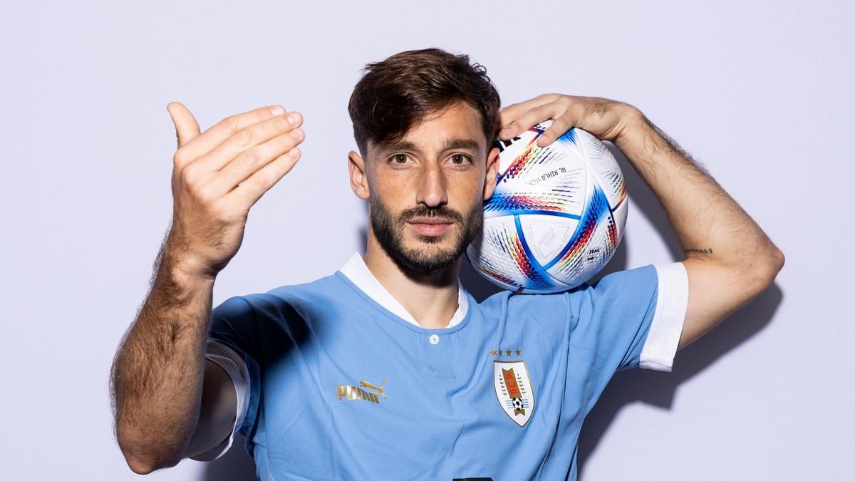 Matías Viña posa antes del Mundial con la camiseta de Uruguay.