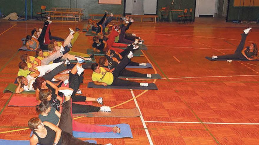 Un grupo de devotas do aeróbic, onte pola noite no pavillón de Rodeira