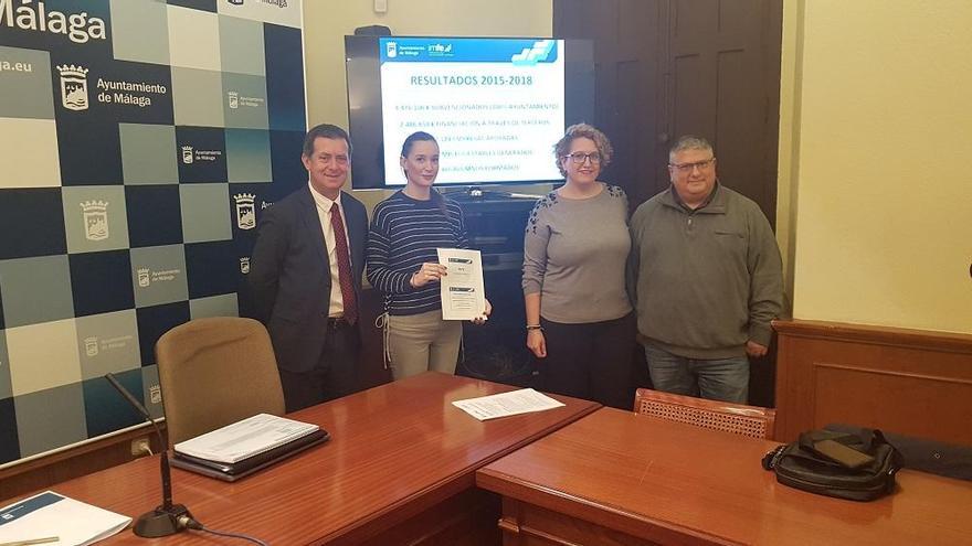 Enrique Nadales y Elisa Pérez de Siles, con los técnicos del IMFE.