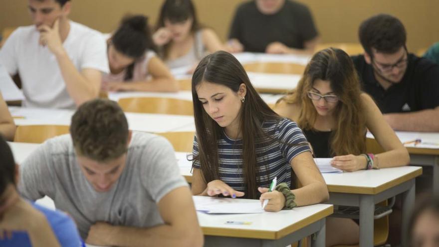 Estudiantes en la prueba de selectividad de junio.