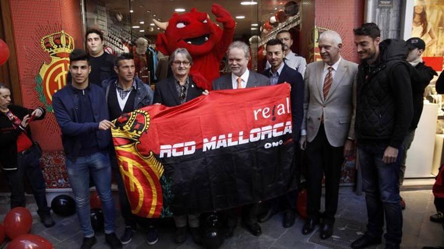 Utz Claassen und Monti Galmés (Mitte) eröffneten am Dienstag (10.3.) den Mallorca-Fanshop am Rathausplatz in Palma.