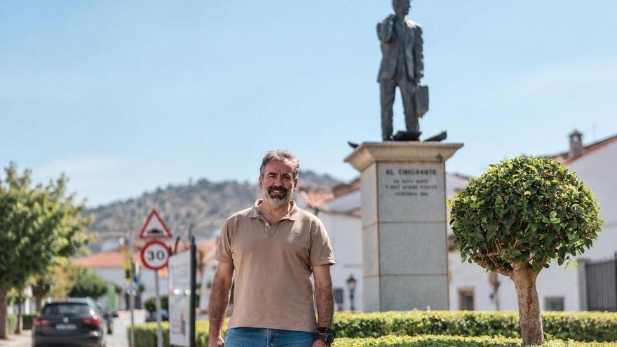 Vídeo | La estatua de La Zarza que une Extremadura y Cataluña: "Quise representar ese último adiós"