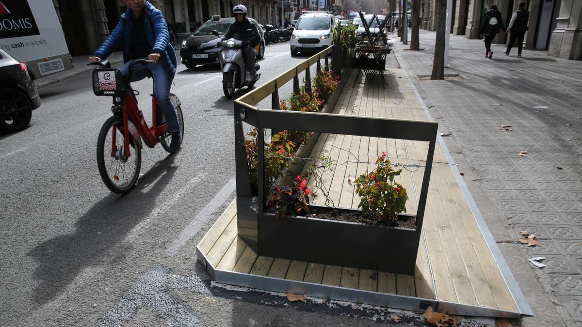 Una terraza de plataforma en calzada acabada de instalar la semana pasada en la calle de Casp, en el Eixample.