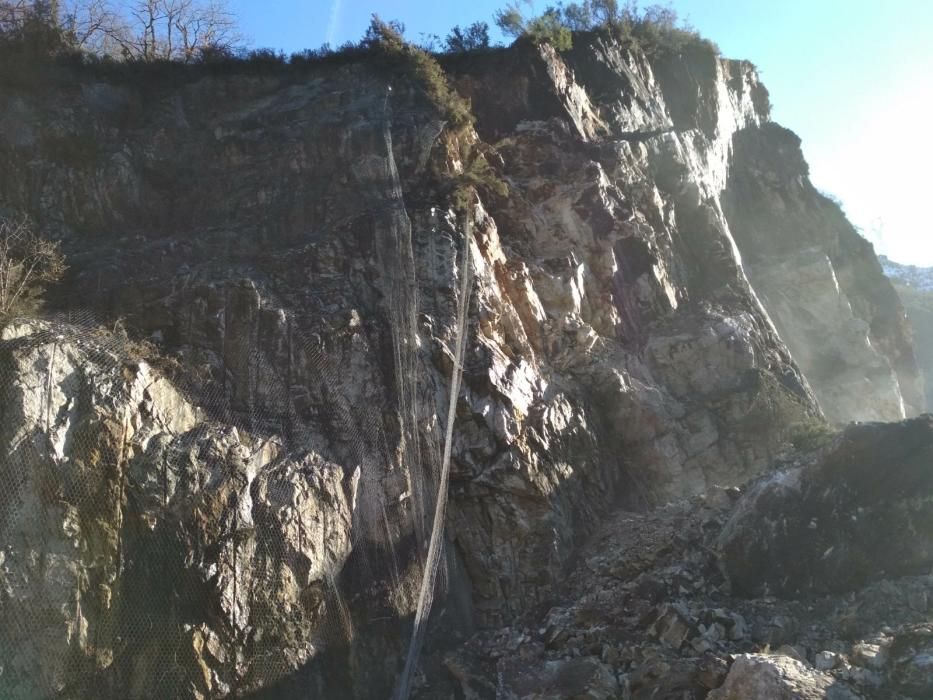 Cae una montaña y sepulta el acceso a Caso